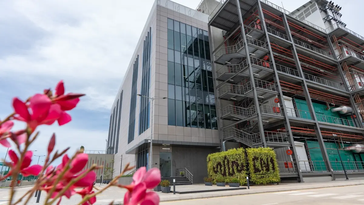 Exterior of equinix s cn1 international business exchange   ibx   data center in india